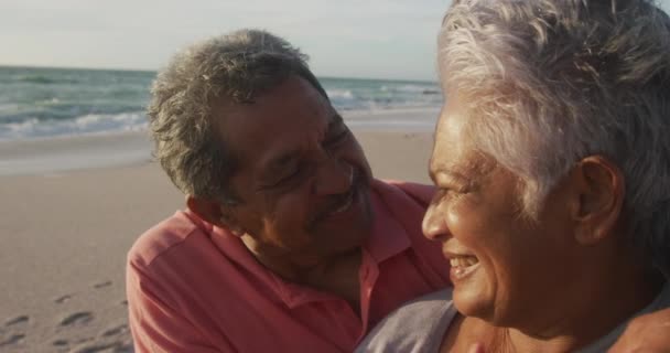 Portrét Šťastného Hispánského Staršího Páru Smějícího Objímajícího Při Západu Slunce — Stock video