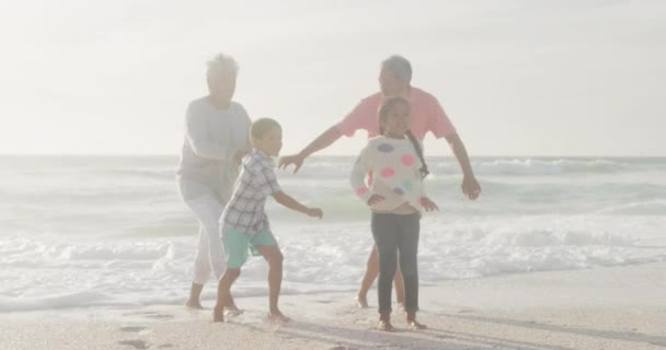 Vrolijke Spaanse Grootouders Kleinkinderen Wandelen Het Strand Bij Zonsondergang Vakantie — Stockvideo