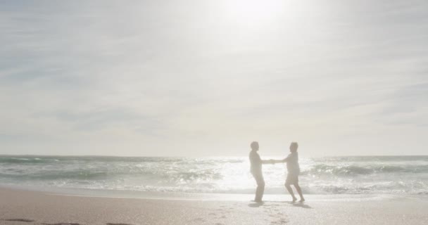 Feliz Casal Hispânico Dançar Praia Pôr Sol Amor Romance Estilo — Vídeo de Stock