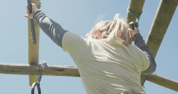 Ajuste Caucásico Soldado Femenino Colgando Las Barras Trapecio Carrera Obstáculos — Vídeo de stock