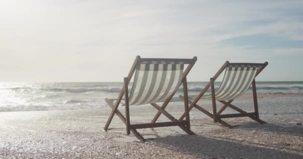 Twee Lege Ligstoelen Het Strand Bij Zonsondergang Vakantie Vakantie Toerisme — Stockvideo