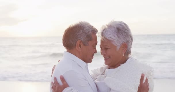 Retrato Feliz Pareja Hispana Recién Casada Abrazándose Playa Atardecer Amor — Vídeo de stock