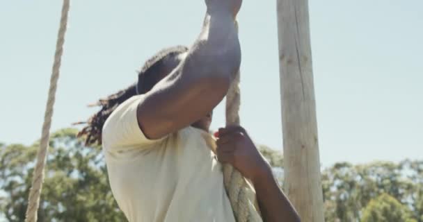 配戴死锁的非洲裔美国男性士兵在陆军障碍跑道上爬下绳索 健康积极的生活方式 在新兵训练营的室外交叉训练 — 图库视频影像