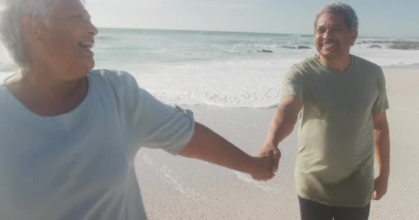 Šťastný Hispánský Starší Pár Kráčející Pláži Při Západu Slunce Láska — Stock video
