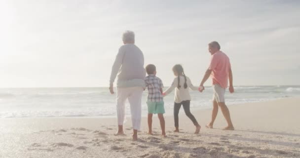 Ευτυχισμένοι Ισπανοί Παππούδες Και Εγγόνια Που Περπατούν Στην Παραλία Ηλιοβασίλεμα — Αρχείο Βίντεο