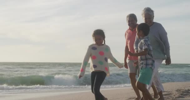 Szczęśliwych Latynoskich Dziadków Wnuków Spacerujących Plaży Zachodzie Słońca Wakacje Wakacje — Wideo stockowe