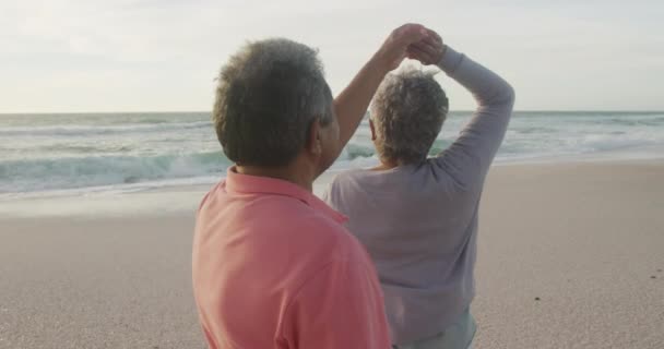 Glückliches Hispanisches Seniorenpaar Das Bei Sonnenuntergang Strand Tanzt Liebe Romantik — Stockvideo