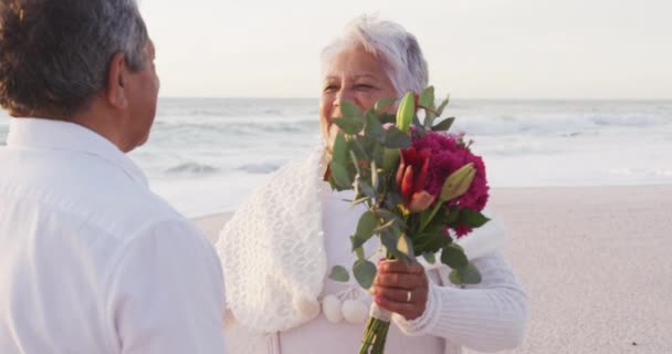 Feliz Pareja Hispana Abrazando Riendo Playa Después Propuesta Amor Romance — Vídeo de stock
