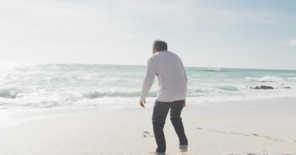 Vista Traseira Homem Hispânico Idoso Sentado Praia Pôr Sol Férias — Vídeo de Stock