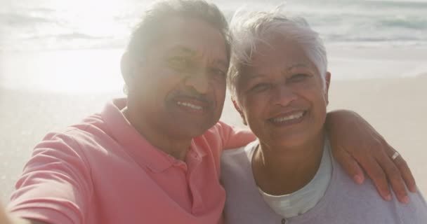 Szczęśliwa Latynoska Para Obejmująca Się Robiąca Selfie Plaży Zachodzie Słońca — Wideo stockowe