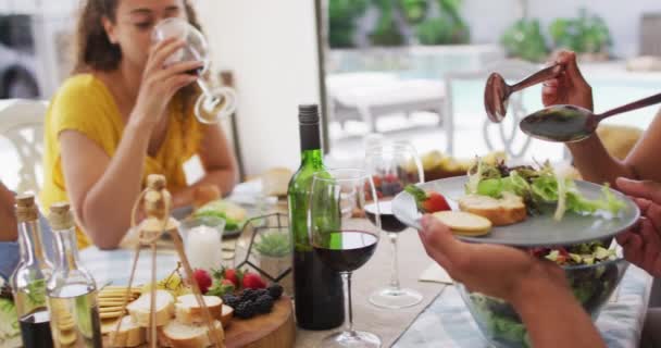 Bir Grup Erkek Kadın Arkadaş Şarap Içip Verandadaki Akşam Yemeği — Stok video