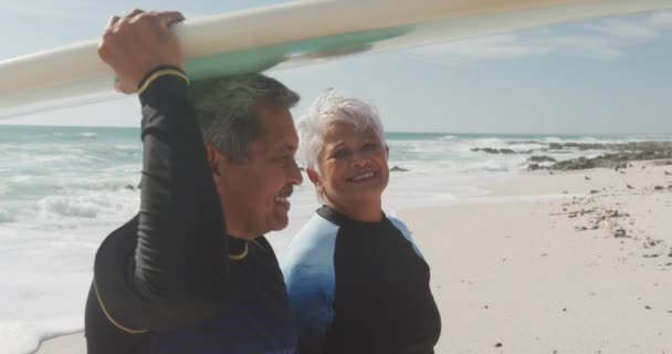 Profile Happy Senior Hispanic Couple Walking Beach Surfboard Sporty Healthy — Stock Video