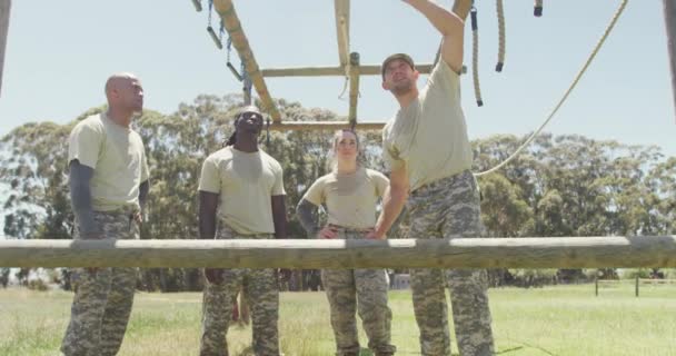 Grupo Diverso Soldados Com Instrutor Masculino Explicando Exercício Curso Obstáculo — Vídeo de Stock