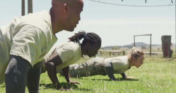 Fit Různorodá Skupina Vojáků Dělá Press Terénu Armádě Překážkové Dráze — Stock video