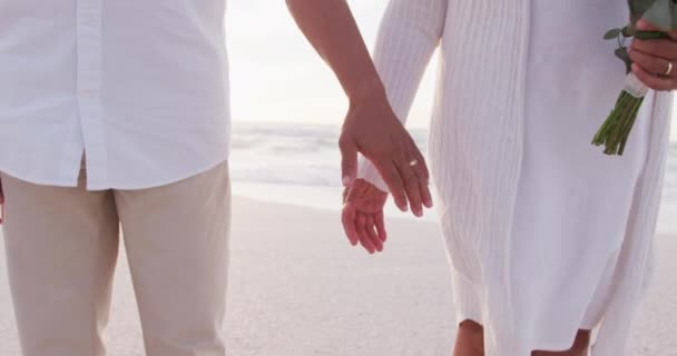 Mãos Sénior Hispânico Acabaram Casar Praia Pôr Sol Amor Romance — Vídeo de Stock