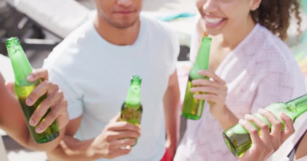 プールパーティーでビールを飲みながら試飲する多様な女性と男性の友人の幸せなグループ 自宅や庭で友達と遊ぶのは — ストック動画