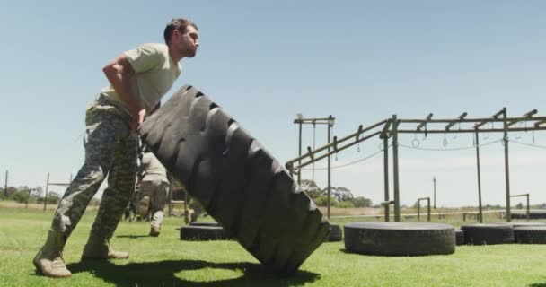 Přizpůsobit Běloch Voják Armádě Pláště Prohodit Traktor Pneumatiky Armádě Překážkové — Stock video