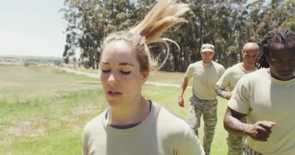 不同的队伍适合在阳光下奔跑的士兵在战场上的陆军障碍跑道上 健康积极的生活方式 在新兵训练营的室外交叉训练 — 图库视频影像