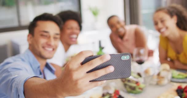 Grupo Diversos Amigos Masculinos Femininos Que Tomam Selfie Jantar Pátio — Vídeo de Stock