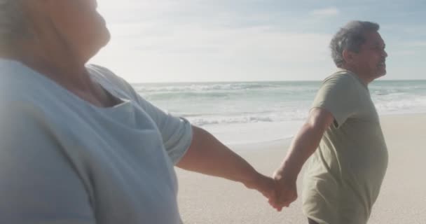 快乐的老夫妇手牵着手 日落时在海滩上散步 浪漫和积极的退休生活方式 — 图库视频影像