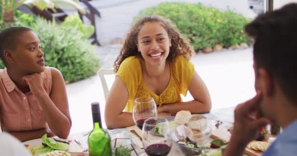 Felice Donna Biraciale Ridere Con Gli Amici Cena Sul Patio — Video Stock