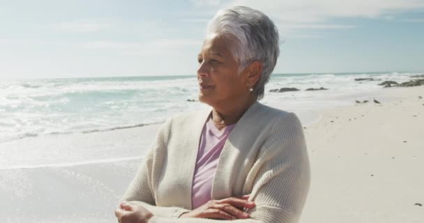 Thoughtful Senior Hispanic Woman Standing Beach Look Distance Healthy Active — Vídeo de stock