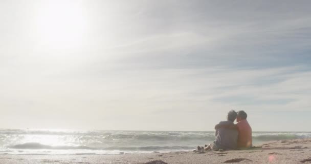 Casal Sênior Hispânico Sentado Abraçando Praia Pôr Sol Amor Romance — Vídeo de Stock