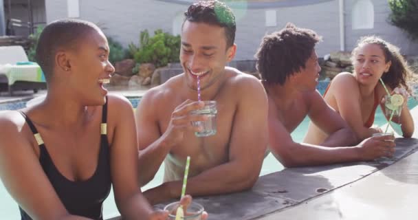 一群多样化的男女朋友 在游泳池里喝着饮料 在泳池派对上和朋友鬼混 — 图库视频影像