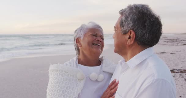 在夕阳西下的海滩上拥抱和欢笑着他那对惊慌失措的老夫妇 爱情和老年婚姻概念 — 图库视频影像