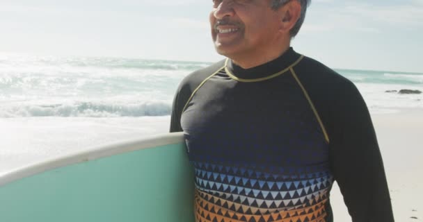 Ευτυχισμένος Ηλικιωμένος Ισπανός Που Περπατάει Στην Παραλία Σανίδα Του Σερφ — Αρχείο Βίντεο