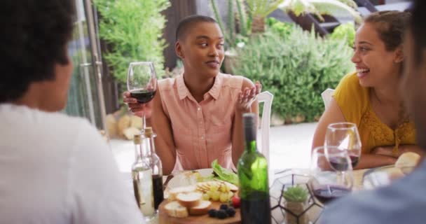 Mujer Afroamericana Feliz Hablando Con Amigos Cena Patio Pasar Rato — Vídeo de stock