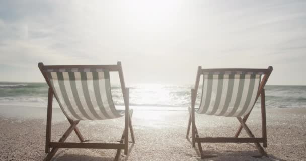 Δύο Άδειες Ξαπλώστρες Στέκονται Στην Παραλία Ηλιοβασίλεμα Διακοπές Διακοπές Τουρισμός — Αρχείο Βίντεο