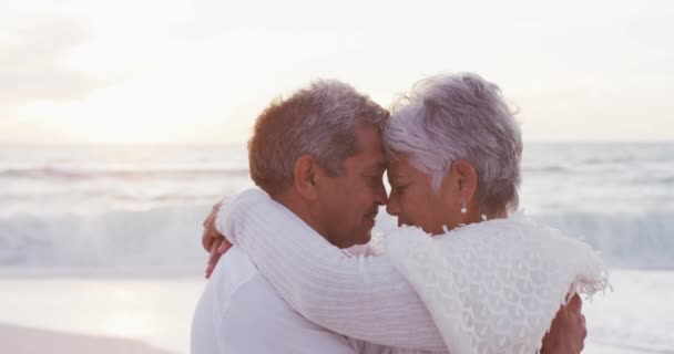 快乐他的恐慌刚结婚的老夫妇在日落时在海滩亲吻 爱情和老年婚姻概念 — 图库视频影像