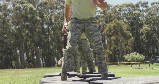 Různorodá Skupina Vojáků Projíždějících Pneumatikami Armádní Překážkové Dráze Slunci Zdravý — Stock video