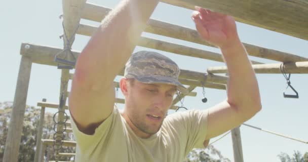 Cansado Soldado Caucasiano Masculino Pendurado Barras Macaco Curso Obstáculo Estilo — Vídeo de Stock