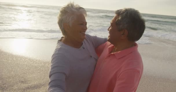 在日落时 他那对年长的夫妇在海滩上跳舞 快乐极了 浪漫和积极的退休生活方式 — 图库视频影像