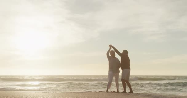 Glückliches Hispanisches Seniorenpaar Das Bei Sonnenuntergang Strand Tanzt Liebe Romantik — Stockvideo