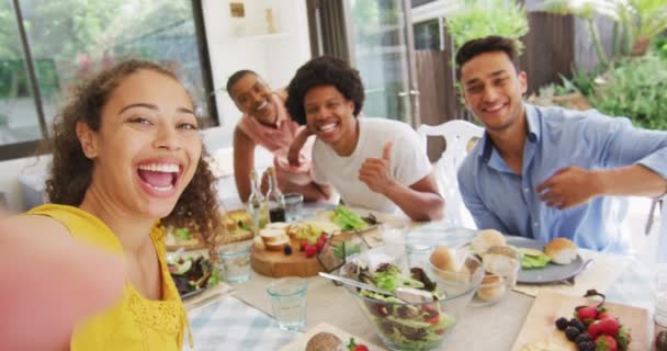 Grupo Diversos Amigos Amigas Haciendo Videollamadas Cena Patio Pasar Rato — Vídeos de Stock