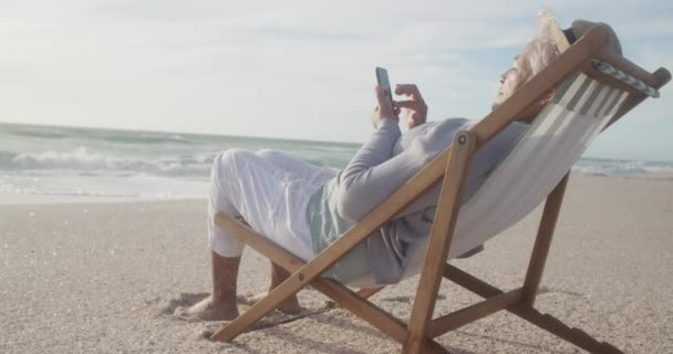 Spaanse Senior Vrouw Ontspannen Zonnebank Het Strand Bij Zonsondergang Met — Stockvideo