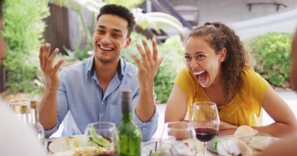 Διαφορετικό Ζευγάρι Γελάει Τους Φίλους Του Δείπνο Στο Αίθριο Παρέα — Αρχείο Βίντεο
