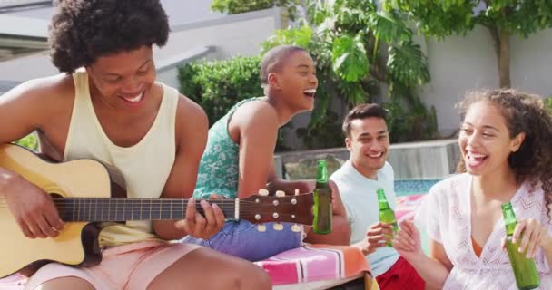 Hombre Afroamericano Tocando Guitarra Mientras Diversos Amigos Hacen Tostadas Con — Vídeo de stock