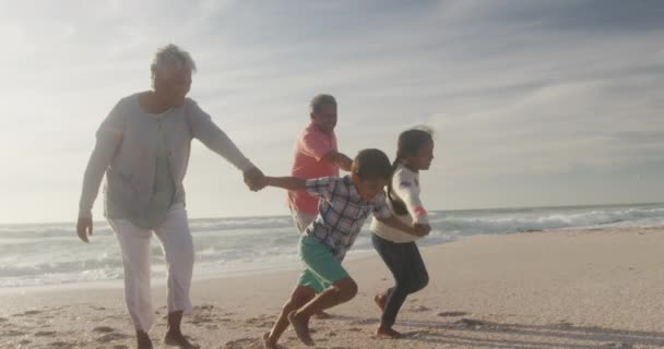 Felices Abuelos Nietos Hispanos Corriendo Playa Atardecer Vacaciones Vacaciones Pasar — Vídeo de stock