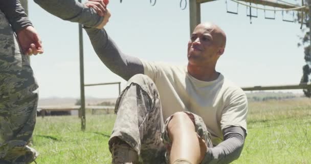 Kadın Asker Çeşitli Erkek Arkadaşlara Yardım Ediyor Ayağı Yaralı Güneşin — Stok video
