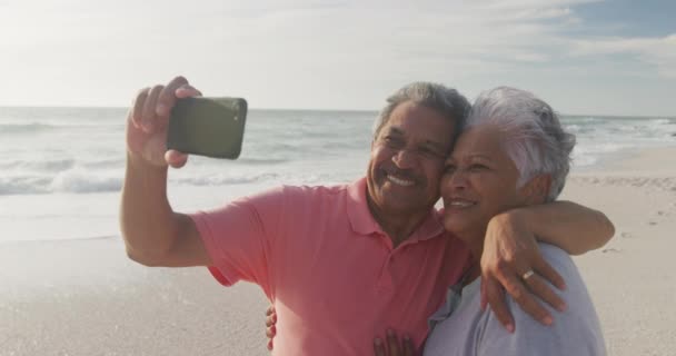 Glückliches Hispanisches Seniorenpaar Macht Lustige Gesichter Und Macht Ein Selfie — Stockvideo