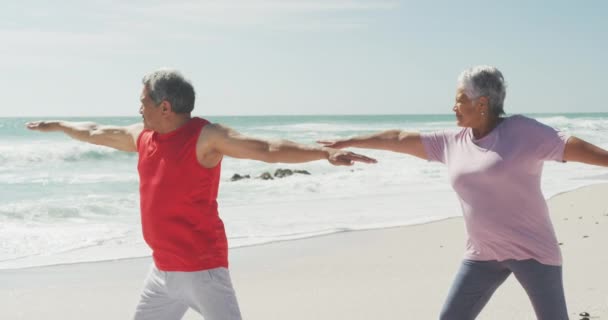 Szczęśliwa Zrelaksowana Latynoska Para Praktykująca Jogę Plaży Sportowy Zdrowy Aktywny — Wideo stockowe