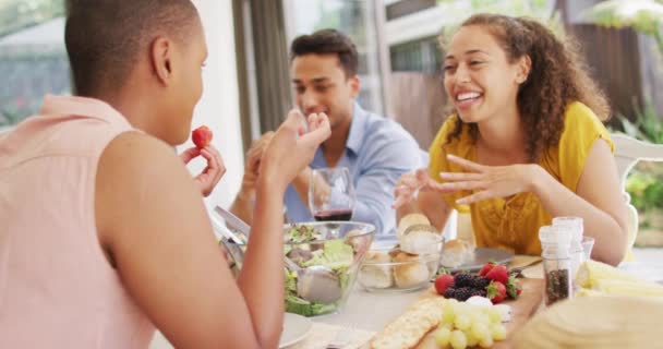 Gruppo Diversi Amici Maschi Femmine Che Ridono Alla Cena Sul — Video Stock