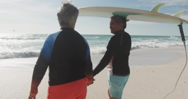 Rückenansicht Eines Glücklichen Hispanischen Senioren Paares Das Mit Surfbrett Strand — Stockvideo