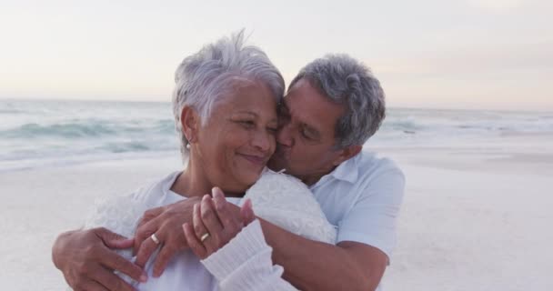 Glückliche Hispanische Gerade Verheiratete Senioren Paar Umarmen Sich Strand Bei — Stockvideo