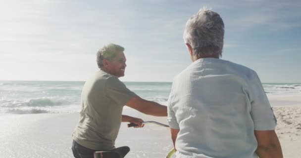 Vue Arrière Couple Heureux Hispanique Senior Marchant Avec Des Vélos — Video