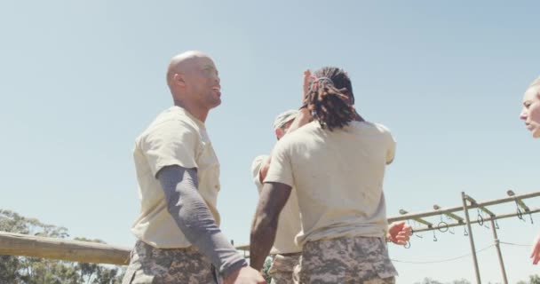 戦場で 太陽の下で軍の障害物コースで高い兵士の幸せな多様なフィットグループ 健康的なアクティブライフスタイルブートキャンプで屋外でのクロストレーニング — ストック動画